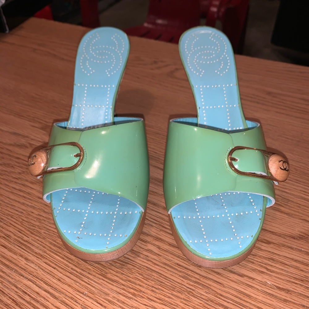 Chanel vintage green pin logo heel